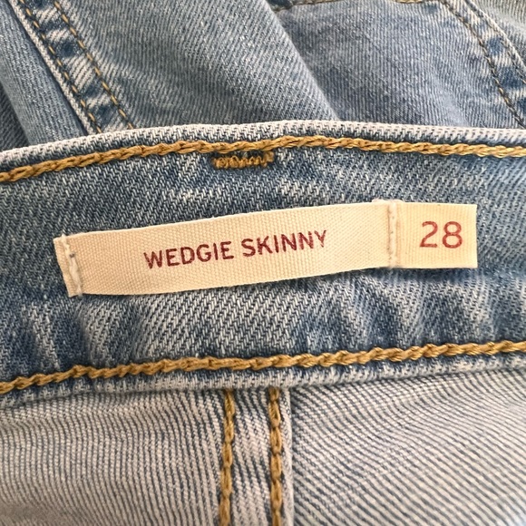 Levi's wedgie skinny jeans size 28. - Picture 7 of 7
